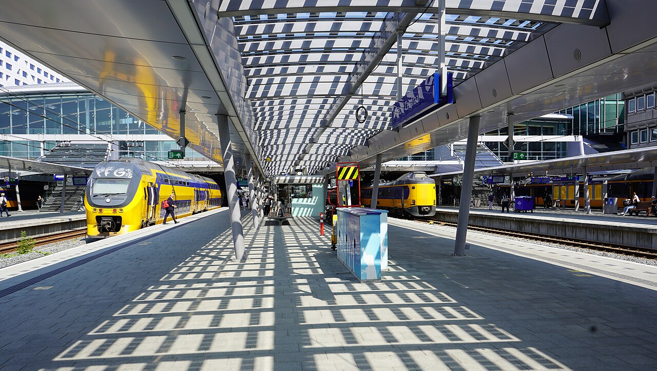 Zonnepanelen op dak perron Utrecht (51327366749)